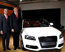 Vorsitzender des Vorstands der AUDI AG Rupert Stadler und Ministerpräsident Ferenc Gyurcsány mit dem neuen A3 Cabriolet.